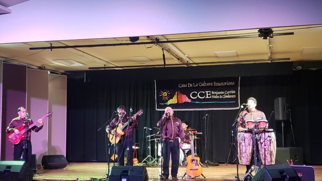 El Festival Solidario del Folklore, organizado por la Casa de la Cultura Ecuatoriana Benjamín Carrión Núcleo de Chimborazo, se llevó a cabo este 21 de noviembre de 2025 en el Teatro Alfonso Chávez Jara. El evento reunió a diversos grupos folklóricos y artistas locales con el propósito de recaudar fondos y brindar apoyo solidario al músico “Chalito”, que atraviesa un momento difícil por el quebranto de su salud.