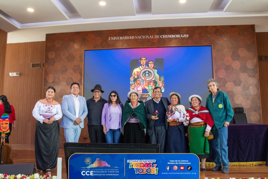 Los personajes Yaya Carnaval y Mama Shalva 2026, llevaron a cabo con éxito el conversatorio "RIMANAKUY: WARMY Sisay Ura". El evento se desarrolló el pasado 10 de febrero de 2026 a las 10:00 AM en el Auditorio Sky del Campus Norte de la UNACH. Esta jornada académica y cultural contó con el apoyo estratégico de la Casa de la Cultura Ecuatoriana Núcleo de Chimborazo, la Fundación Maquita, la Universidad Nacional de Chimborazo y la comuni