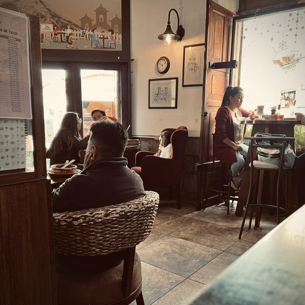 Con el fin de celebrar el Día Internacional del Libro a través de la palabra escrita y hablada, la Casa de la Cultura Ecuatoriana (CCE) Núcleo de Chimborazo, junto al colectivo de Amantes y Apasionados por la Literatura, organizó el pasado jueves 23 de abril el evento "Poesía para el Mundo". La jornada se desarrolló de manera simultánea entre las 18:00 y las 22:00 en diversos puntos emblemáticos y cafeterías de la ciudad de Riobamba, convirtiendo a los espacios cotidianos en escenarios de expresión artística y encuentro ciudadano.