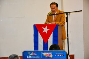Con el objetivo de generar un espacio de reflexión crítica sobre el consumo mediático contemporáneo, la Casa de la Cultura Ecuatoriana (CCE) Núcleo de Chimborazo, en conjunto con la Casa José Martí y la Coordinadora Ecuatoriana de Amistad y Solidaridad con Cuba, presentó el pasado jueves 16 de abril el documental "La Dictadura del Algoritmo". El evento tuvo lugar a las 18:00 en el Teatrino Institucional, ubicado en el primer piso del edificio de la CCE (10 de Agosto y Rocafuerte), congregando a ciudadanos interesados en las dinámicas de las redes sociales y la comunicación digital.