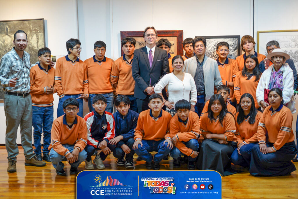 Con el firme propósito de fortalecer la identidad local y el conocimiento histórico, la Casa de la Cultura Ecuatoriana (CCE) Núcleo de Chimborazo llevó a cabo el pasado miércoles 22 de abril la conferencia magistral denominada "Patrimonio Cultural". El encuentro académico se desarrolló a partir de las 10:00 en la Sala de Exposiciones Oswaldo Muñoz Mariño, ubicada en la planta baja de la institución, donde expertos y ciudadanos se dieron cita para analizar la importancia de la conservación de los bienes materiales e inmateriales de la región.