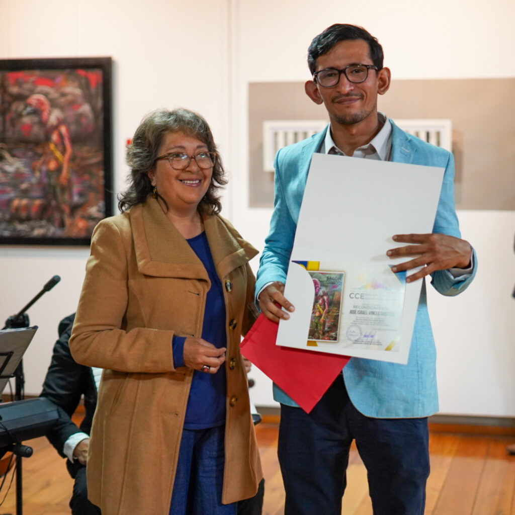 La Casa de la Cultura Ecuatoriana, Núcleo de Chimborazo, inauguró con éxito el "X Salón Nacional de Dibujo 2026", el certamen de artes plásticas más relevante de la región en su categoría. En una noche marcada por la excelencia técnica, el artista Israel Vinces obtuvo el Primer Lugar (Premio Adquisición de USD 2.000) con su obra "Lo que no se ve es lo que contamina", una pieza ejecutada en tiza pastel sobre triplex. El Segundo Lugar (Premio Adquisición de USD 1.000) fue otorgado a Antonio Bermeo “Kalavera” por su obra "Pasado- presente- futuro", trabajada en grafito y rapidógrafo.