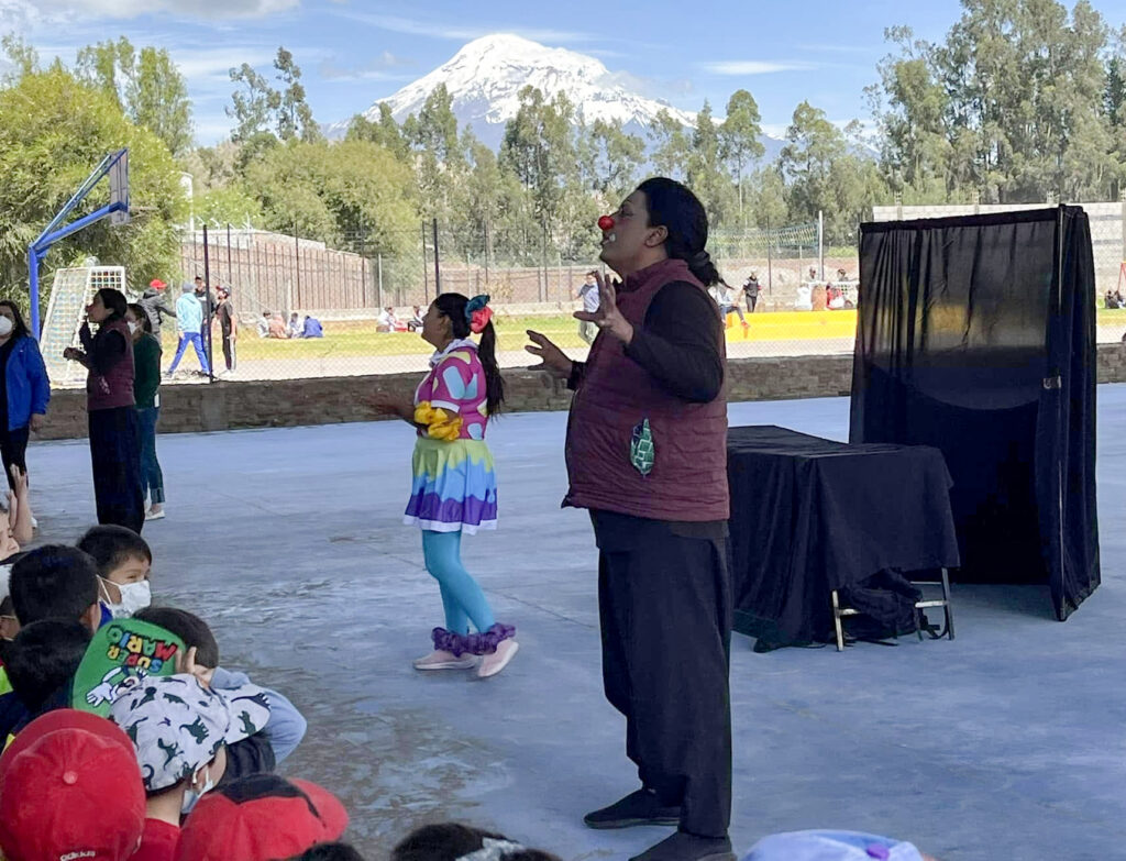 La Dirección de la Casa de la Cultura Ecuatoriana (CCE) Núcleo de Chimborazo oficializó la agenda territorial de la campaña de teatro para wawas denominada "Chimboracito abre el telón". Esta propuesta artística recorrerá de forma itinerante diversos cantones de la provincia entre el 22 y el 29 de mayo de 2026, con el firme objetivo de descentralizar los bienes culturales y garantizar el acceso al arte escénico de las infancias en sectores rurales y urbanos de la región.